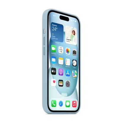 Das Bild zeigt die Apple iPhone Handyhülle MWND3ZM/A aus Silikon. Sie ist kompatibel mit dem iPhone 15. In der Farbe Hellblau aus der Schrägansicht.