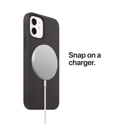 Das Bild zeigt die Apple iPhone Handyhülle aus Silikon. Sie ist kompatibel mit dem iPhone 15. Es ist ein MagSafe Ladegerät angeschlossen.