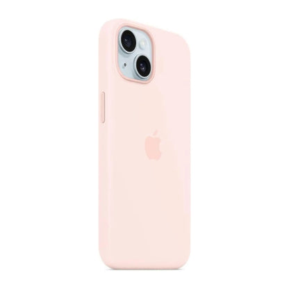 Das Bild zeigt die Apple iPhone Handyhülle MXQV3ZM/A aus Silikon. Sie ist kompatibel mit dem iPhone 15 Plus. In der Farbe Hellrosa aus der Schrägansicht.