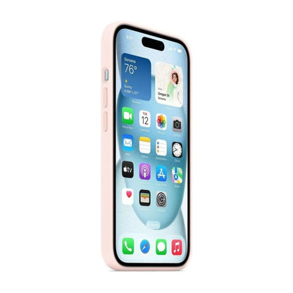 Das Bild zeigt die Apple iPhone Handyhülle MXQV3ZM/A aus Silikon. Sie ist kompatibel mit dem iPhone 15 Plus. In der Farbe Hellrosa aus der Seitenansicht.