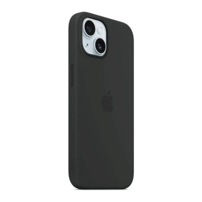 Das Bild zeigt die Apple iPhone Handyhülle MXQR3ZM/A aus Silikon. Sie ist kompatibel mit dem iPhone 15 Plus. In der Farbe Schwarz aus der Schrägansicht.