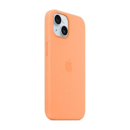 Das Bild zeigt die Apple iPhone Handyhülle MT173ZM/A aus Silikon. Sie ist kompatibel mit dem iPhone 15 Plus. In der Farbe Sorbet Orange aus der Schrägansicht.