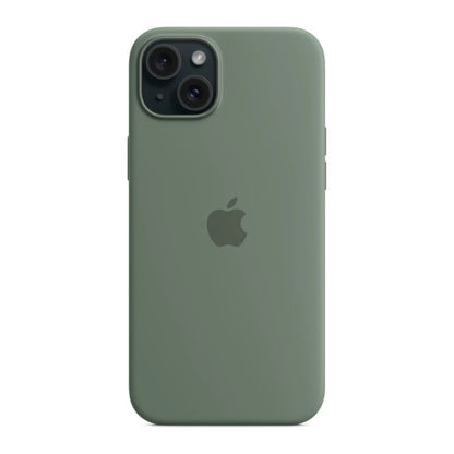 Das Bild zeigt die Apple iPhone Handyhülle MT183ZM/A aus Silikon. Sie ist kompatibel mit dem iPhone 15 Plus. In der Farbe Zypresse aus der Frontansicht.
