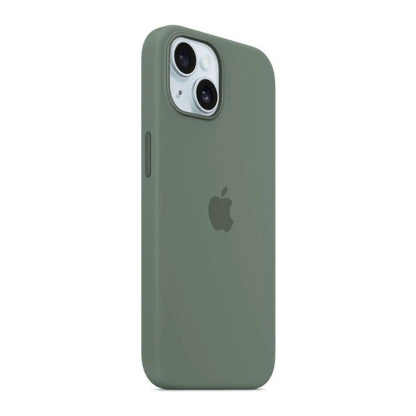 Das Bild zeigt die Apple iPhone Handyhülle MT183ZM/A aus Silikon. Sie ist kompatibel mit dem iPhone 15 Plus. In der Farbe Zypresse aus der Schrägansicht.