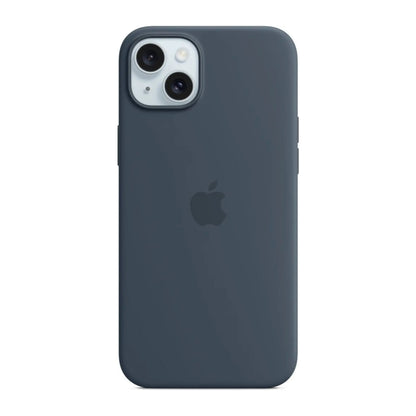 Das Bild zeigt die Apple iPhone Handyhülle MT123ZM/A aus Silikon. Sie ist kompatibel mit dem iPhone 15 Plus. In der Farbe Sturmblau aus der Frontansicht.
