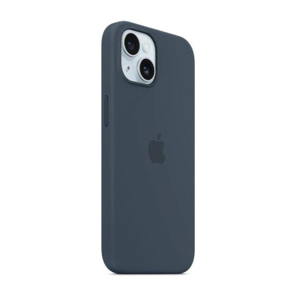 Das Bild zeigt die Apple iPhone Handyhülle MT123ZM/A aus Silikon. Sie ist kompatibel mit dem iPhone 15 Plus. In der Farbe Sturmblau aus der Schrägansicht.