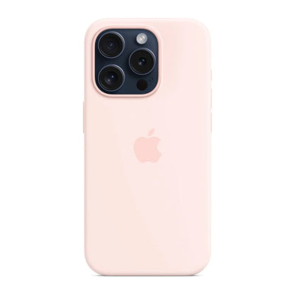 Das Bild zeigt die Apple iPhone Handyhülle MT1F3ZM/A aus Silikon. Sie ist kompatibel mit dem iPhone 15 Pro. In der Farbe Hellrosa aus der Frontansicht.