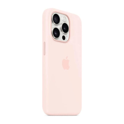 Das Bild zeigt die Apple iPhone Handyhülle MT1F3ZM/A aus Silikon. Sie ist kompatibel mit dem iPhone 15 Pro. In der Farbe Hellrosa aus der Schrägansicht.