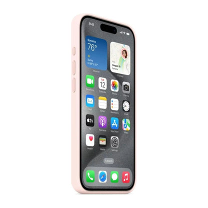 Das Bild zeigt die Apple iPhone Handyhülle MT1F3ZM/A aus Silikon. Sie ist kompatibel mit dem iPhone 15 Pro. In der Farbe Hellrosa aus der Seitenansicht.