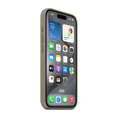 Das Bild zeigt die Apple iPhone Handyhülle MT1Q3ZM/A aus Silikon. Sie ist kompatibel mit dem iPhone 15 Pro Max. In der Farbe Tonbraun aus der Seitenansicht.