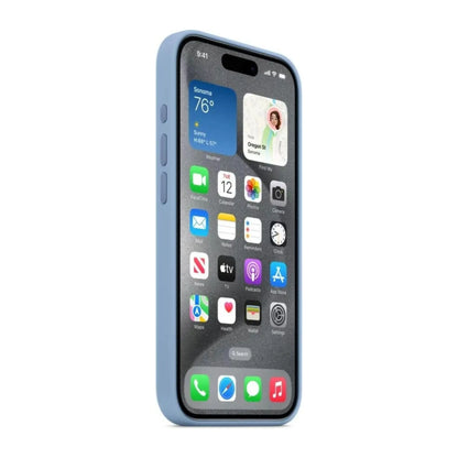 Das Bild zeigt die Apple iPhone Handyhülle MT1Y3ZM/A aus Silikon. Sie ist kompatibel mit dem iPhone 15 Pro Max. In der Farbe Winterblau aus der Seitenansicht.