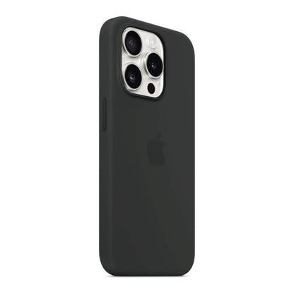 Das Bild zeigt die Apple iPhone Handyhülle MT1A3ZM/A aus Silikon. Sie ist kompatibel mit dem iPhone 15 Pro. In der Farbe Schwarz aus der Schrägansicht.