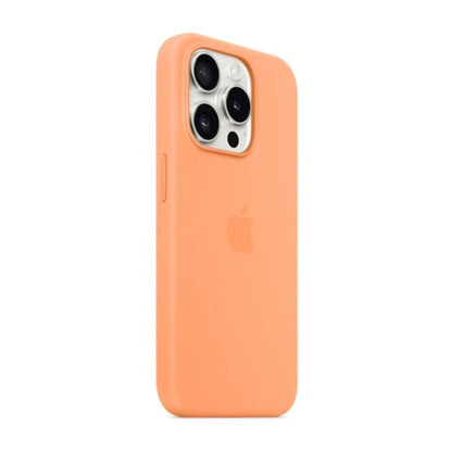 Das Bild zeigt die Apple iPhone Handyhülle MT1H3ZM/A aus Silikon. Sie ist kompatibel mit dem iPhone 15 Pro. In der Farbe Sorbet Orange aus der Schrägansicht.