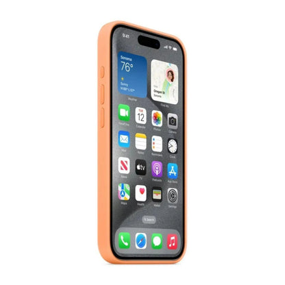 Das Bild zeigt die Apple iPhone Handyhülle MT1H3ZM/A aus Silikon. Sie ist kompatibel mit dem iPhone 15 Pro. In der Farbe Sorbet Orange aus der Seitenansicht.
