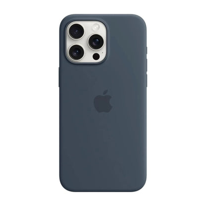 Das Bild zeigt die Apple iPhone Handyhülle MT1D3ZM/A aus Silikon. Sie ist kompatibel mit dem iPhone 15 Pro. In der Farbe Sturmblau aus der Frontansicht.