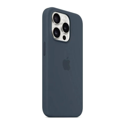 Das Bild zeigt die Apple iPhone Handyhülle MT1D3ZM/A aus Silikon. Sie ist kompatibel mit dem iPhone 15 Pro. In der Farbe Sturmblau aus der Schrägansicht.