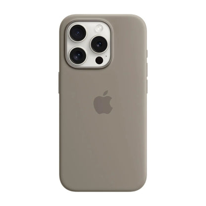 Das Bild zeigt die Apple iPhone Handyhülle MT1E3ZM/A aus Silikon. Sie ist kompatibel mit dem iPhone 15 Pro. In der Farbe Tonbraun aus der Frontansicht.