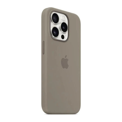 Das Bild zeigt die Apple iPhone Handyhülle MT1E3ZM/A aus Silikon. Sie ist kompatibel mit dem iPhone 15 Pro. In der Farbe Tonbraun aus der Schrägansicht.