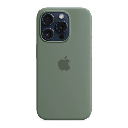 Das Bild zeigt die Apple iPhone Handyhülle MT1G3ZM/A aus Silikon. Sie ist kompatibel mit dem iPhone 15 Pro. In der Farbe Zypresse aus der Frontansicht.