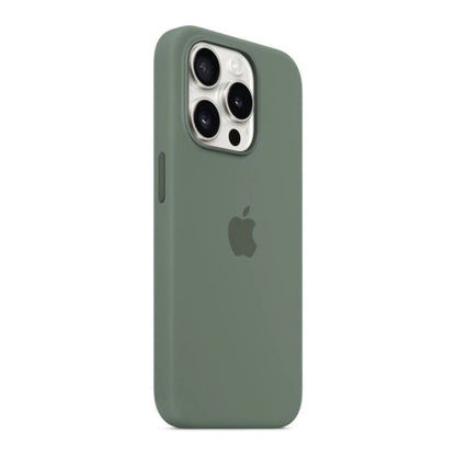 Das Bild zeigt die Apple iPhone Handyhülle MT1G3ZM/A aus Silikon. Sie ist kompatibel mit dem iPhone 15 Pro. In der Farbe Zypresse aus der Schrägansicht.