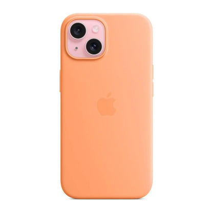 Das Bild zeigt die Apple iPhone Handyhülle MT0W3ZM/A aus Silikon. Sie ist kompatibel mit dem iPhone 15. In der Farbe Sorbet Orange aus der Frontansicht.