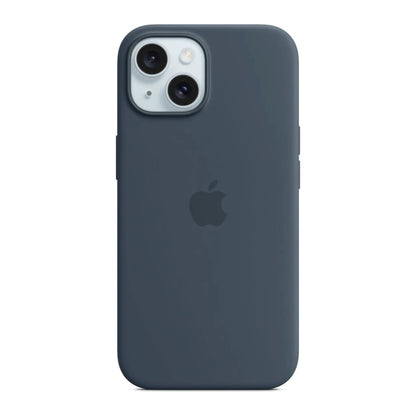 Das Bild zeigt die Apple iPhone Handyhülle MXPF3ZM/A aus Silikon. Sie ist kompatibel mit dem iPhone 15. In der Farbe Sturmblau aus der Frontansicht.
