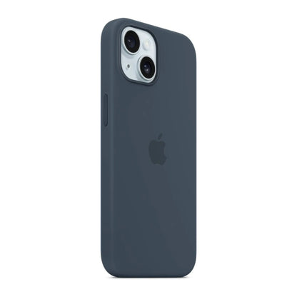 Das Bild zeigt die Apple iPhone Handyhülle MXPF3ZM/A aus Silikon. Sie ist kompatibel mit dem iPhone 15. In der Farbe Sturmblau aus der Schrägansicht.