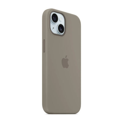 Das Bild zeigt die Apple iPhone Handyhülle MT0Q3ZM/A aus Silikon. Sie ist kompatibel mit dem iPhone 15. In der Farbe Tonbraun aus der Schrägansicht.