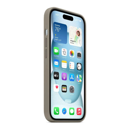 Das Bild zeigt die Apple iPhone Handyhülle MT0Q3ZM/A aus Silikon. Sie ist kompatibel mit dem iPhone 15. In der Farbe Tonbraun aus der Seitenansicht.