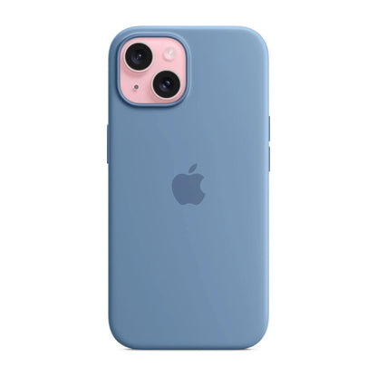 Das Bild zeigt die Apple iPhone Handyhülle MT0Y3ZM/A aus Silikon. Sie ist kompatibel mit dem iPhone 15. In der Farbe Winterblau aus der Frontansicht.