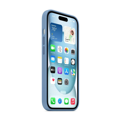 Das Bild zeigt die Apple iPhone Handyhülle MT0Y3ZM/A aus Silikon. Sie ist kompatibel mit dem iPhone 15. In der Farbe Winterblau aus der Seitenansicht.