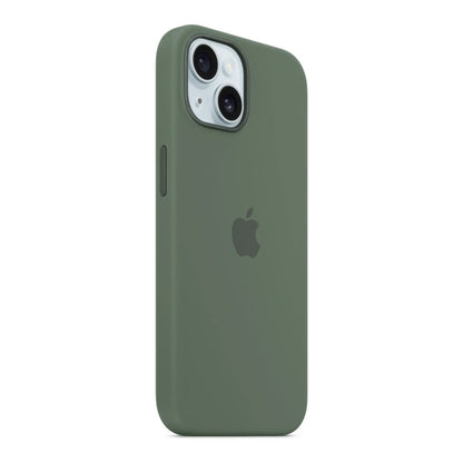 Das Bild zeigt die Apple iPhone Handyhülle MT0X3ZM/A aus Silikon. Sie ist kompatibel mit dem iPhone 15. In der Farbe Zypresse aus der Schrägansicht.