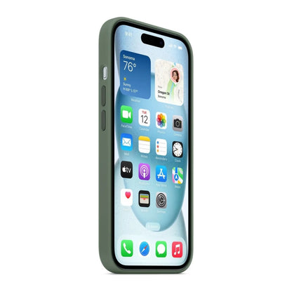 Das Bild zeigt die Apple iPhone Handyhülle MT0X3ZM/A aus Silikon. Sie ist kompatibel mit dem iPhone 15. In der Farbe Zypresse aus der Seitenansicht.