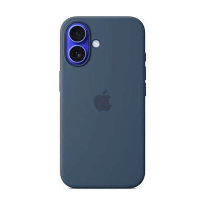 Das Bild zeigt die Apple iPhone Handyhülle MYY23ZM/A aus Silikon. Sie ist kompatibel mit dem iPhone 16. In der Farbe Denim aus der Frontansicht.