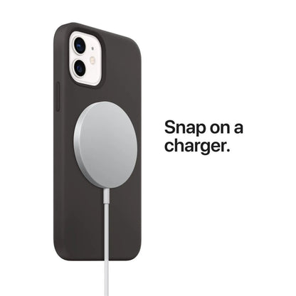 Das Bild zeigt die Apple iPhone Handyhülle aus Silikon. Sie ist kompatibel mit dem iPhone 16. Angeschlossen ist ein MagSafe Ladegerät.
