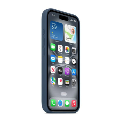 Das Bild zeigt die Apple iPhone Handyhülle MYYA3ZM/A aus Silikon. Sie ist kompatibel mit dem iPhone 16 Plus. In der Farbe Denim aus der Schrägansicht.