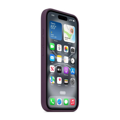 Das Bild zeigt die Apple iPhone Handyhülle MYYD3ZM/A aus Silikon. Sie ist kompatibel mit dem iPhone 16 Plus. In der Farbe Pflaume aus der Schrägansicht.