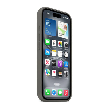 Das Bild zeigt die Apple iPhone Handyhülle MYYC3ZM/A aus Silikon. Sie ist kompatibel mit dem iPhone 16 Plus. In der Farbe Steingrau aus der Schrägansicht.