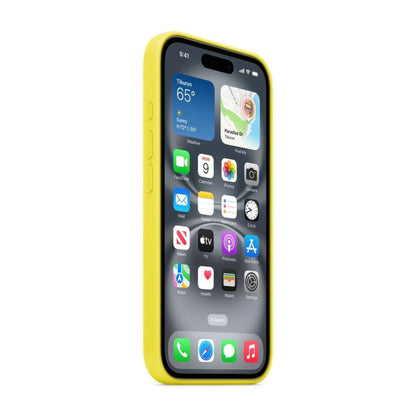 Das Bild zeigt die Apple iPhone Handyhülle MYYG3ZM/A aus Silikon. Sie ist kompatibel mit dem iPhone 16 Plus. In der Farbe Sternfrucht aus der Schrägansicht.