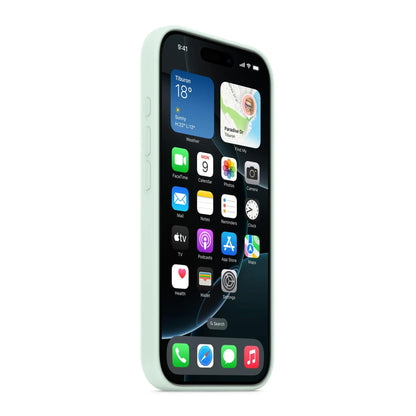 Das Bild zeigt die Apple iPhone Handyhülle aus Silikon. Sie ist kompatibel mit dem iPhone 16 Pro. In der Farbe Aquamarin aus der Schrägansicht.