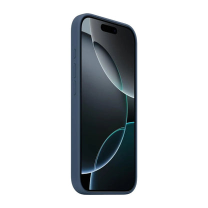 Das Bild zeigt die Apple iPhone Handyhülle aus Silikon. Sie ist kompatibel mit dem iPhone 16 Pro. In der Farbe Denim aus der Schrägansicht.