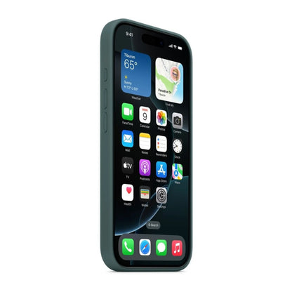 Das Bild zeigt die Apple iPhone Handyhülle MA7V4ZM/A aus Silikon. Sie ist kompatibel mit dem iPhone 16 Pro Max. In der Farbe Seegrün aus der Schrägansicht.