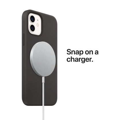 Das Bild zeigt die Apple iPhone Handyhülle aus Silikon. Sie ist kompatibel mit dem iPhone 16 Pro Max. Auf der Rückseite ist ein MagSafe Ladegerät angeschlossen.