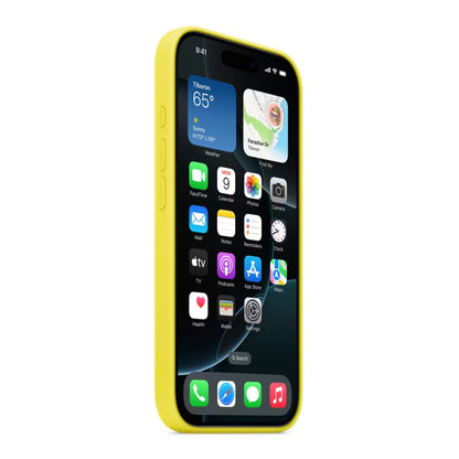 Das Bild zeigt die Apple iPhone Handyhülle MA7U4ZM/A aus Silikon. Sie ist kompatibel mit dem iPhone 16 Pro Max. In der Farbe Sternfrucht aus der Schrägansicht.