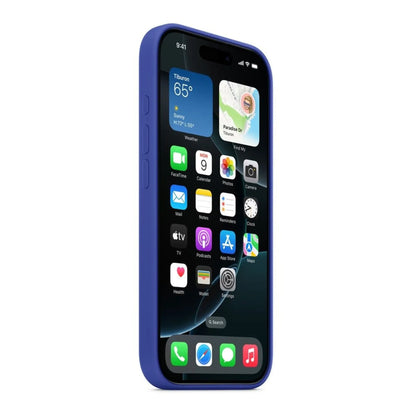 Das Bild zeigt die Apple iPhone Handyhülle MYYY3ZM/A aus Silikon. Sie ist kompatibel mit dem iPhone 16 Pro Max. In der Farbe Ultramarin aus der Schrägansicht.