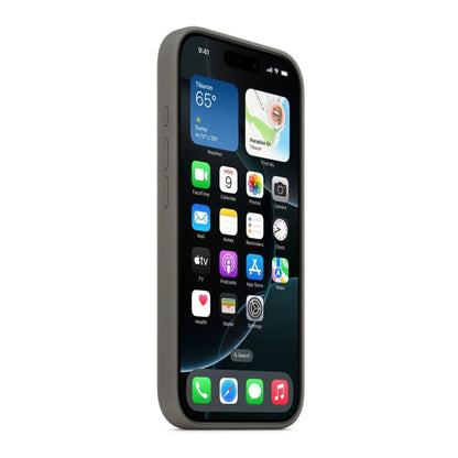Das Bild zeigt die Apple iPhone Handyhülle aus Silikon. Sie ist kompatibel mit dem iPhone 16 Pro. In der Farbe Tonbraun aus der Schrägansicht.