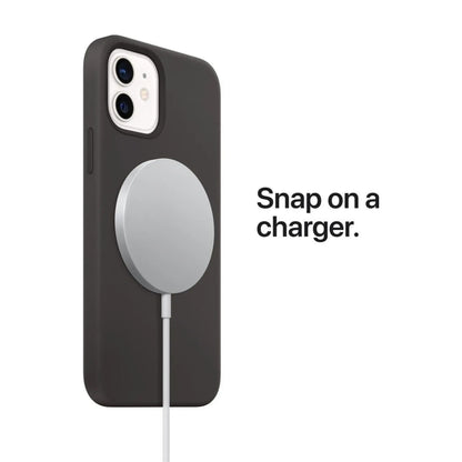 Das Bild zeigt die Apple iPhone Handyhülle aus Silikon. Sie ist kompatibel mit dem iPhone 16 Pro. Angeschlossen ist ein MagSafe Ladegerät.