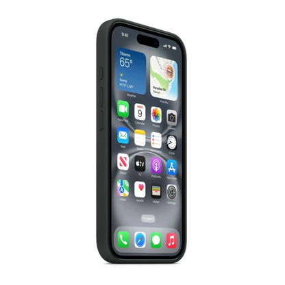 Das Bild zeigt die Apple iPhone Handyhülle MYY13ZM/A aus Silikon. Sie ist kompatibel mit dem iPhone 16. In der Farbe Schwarz aus der Schrägansicht.