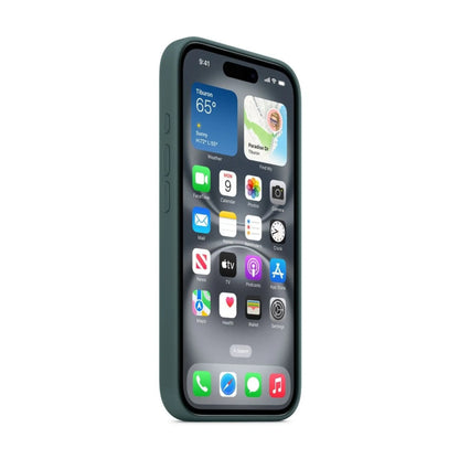 Das Bild zeigt die Apple iPhone Handyhülle MYY83ZM/A aus Silikon. Sie ist kompatibel mit dem iPhone 16. In der Farbe Seegrün aus der Schrägansicht.