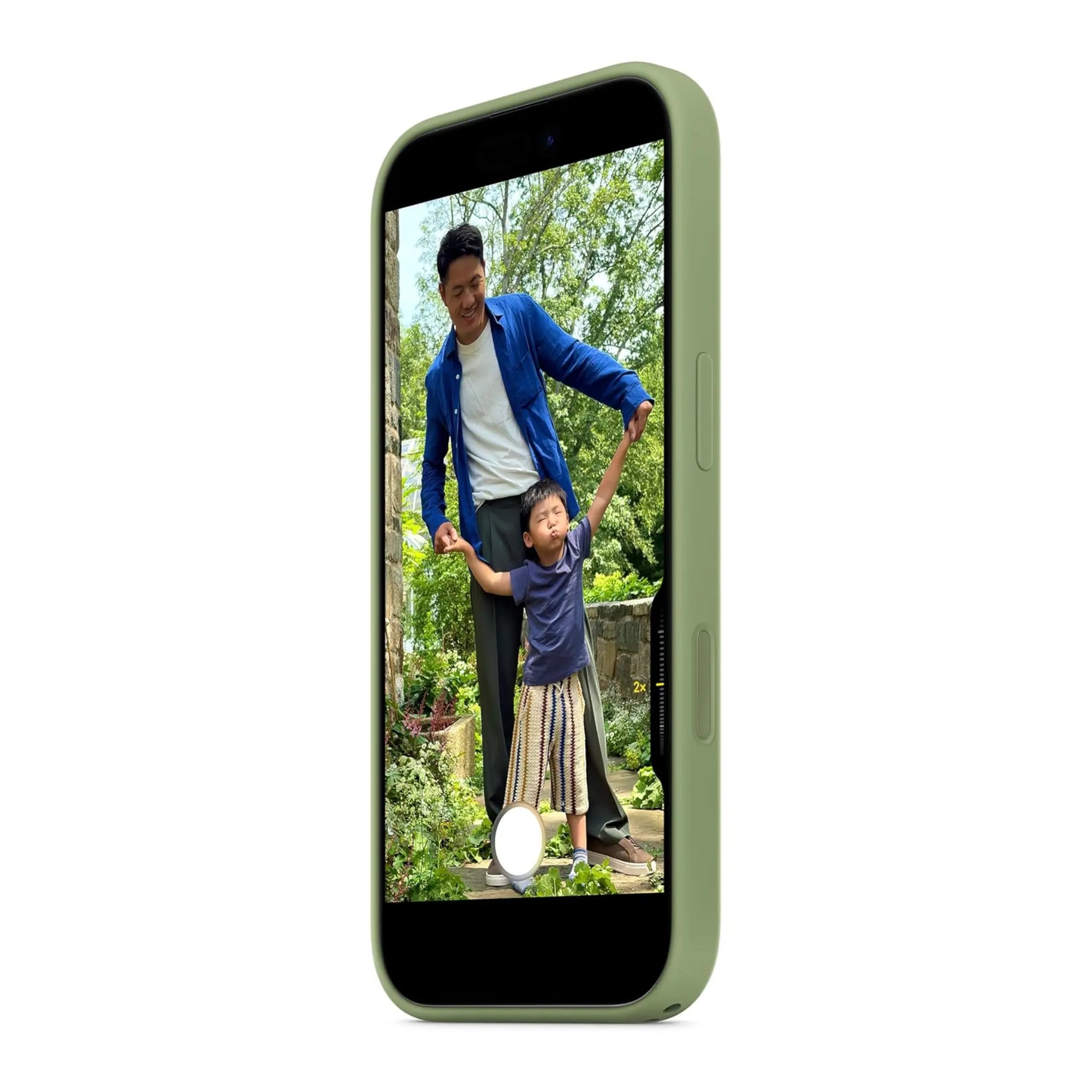 Das Bild zeigt die Apple iPhone Handyhülle MGEX4ZM/A aus Silikon. Sie ist kompatibel mit dem iPhone 17. In der Farbe Hellmoosgrün aus der Schrägansicht.